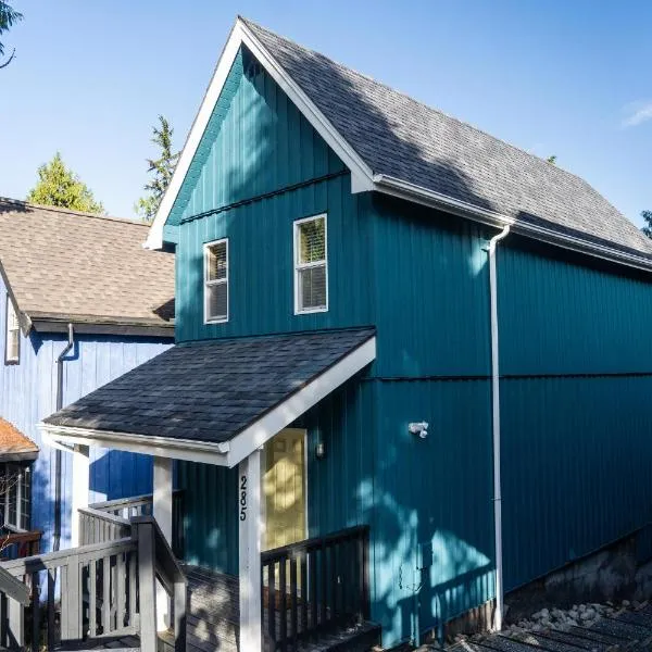 Kingfisher, Waterfront Cabin with Inlet with Mountain Views, hotell sihtkohas Ucluelet
