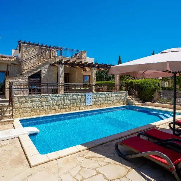 3 bedroom Villa Madelini with private pool, Aphrodite Hills Resort, hotelli kohteessa Kouklia