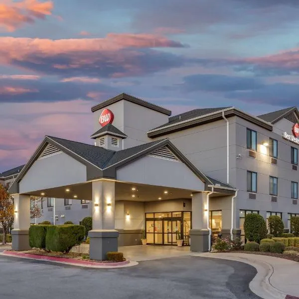 Best Western Plus Castlerock Inn & Suites، فندق في بنتونفيل