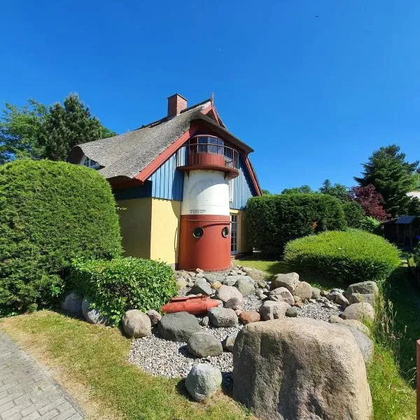 "Leuchtturmhaus" by Ferienhaus Strandgut, hotel in Born