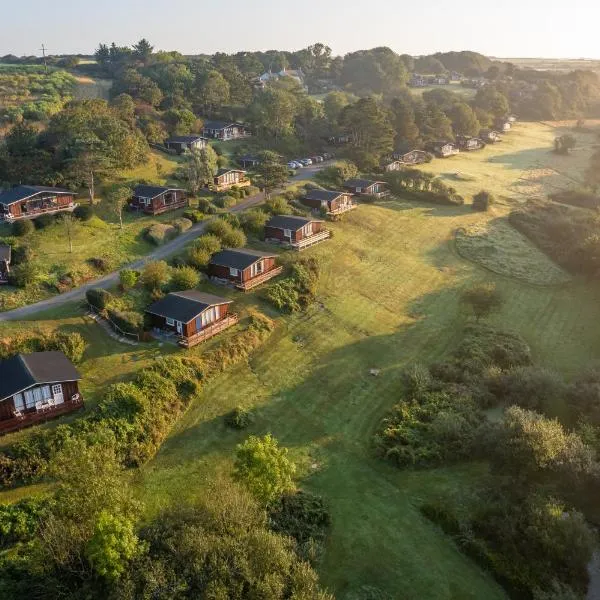 Timber Hill Self Catering Cedar Lodges, hotel in Broad Haven