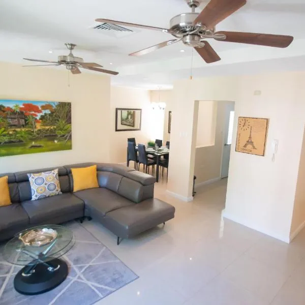 Modern 3 Bedroom Condo In Private Community #5, hotel v destinaci Petit Valley