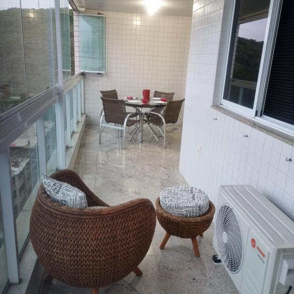 Apartamento Frente para o Mar - Varandão com Blindex - Vista para o Mar - 1 Suite e mais 2 Quartos-Ar Condicionado - 2 Vagas - BEIRA MAR - 70 metros da Praia ,TVS SMART GERAL -WI-FI -DISNEY PLUS- PORT 24 HORAS-KIT PRAIA-ROUPA DE CAMA 2 XCASAIS - Foto 3