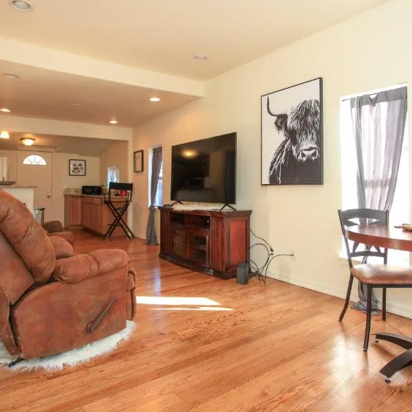 Downtown Home with Grill 5 Mi to Garden of the Gods, Hotel in Colorade Springs