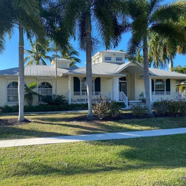 Windemere on Marco Island. 4 BR waterfront home – hotel w mieście Goodland