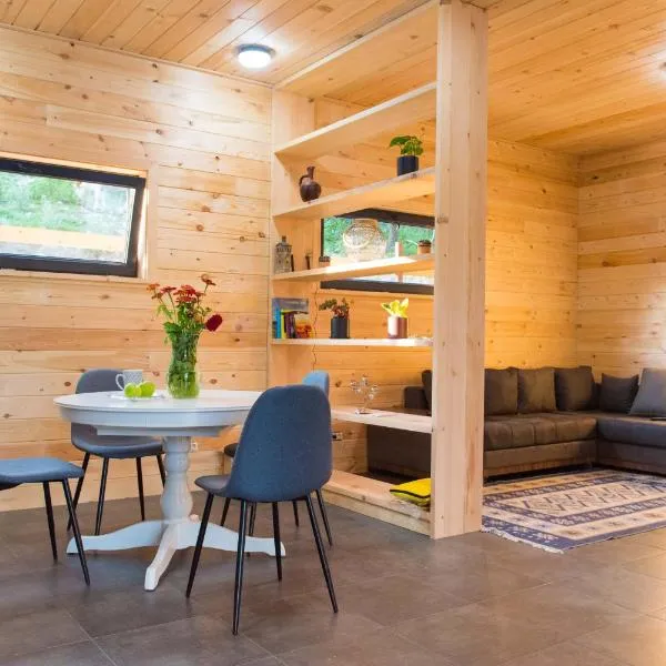 Incredibly cozy six-person villa with a private yard, mountain views, kitchen, bath and living room Svaneti Countryside 2, hotel v destinaci Sgobuldi
