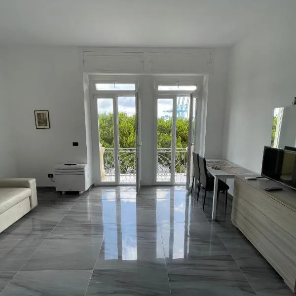 Summer, hotel in Vado Ligure