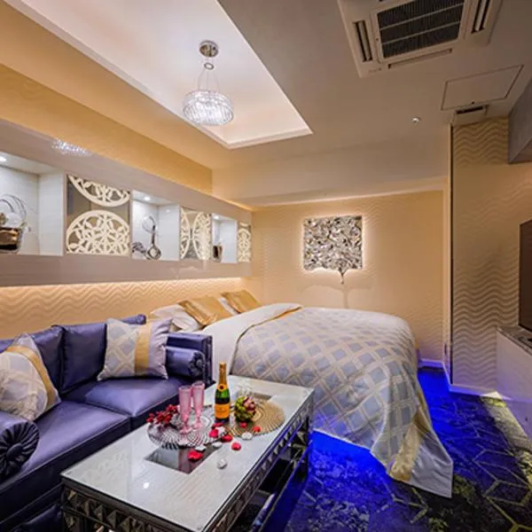 HOTEL PASADENA 11, מלון בOmiya