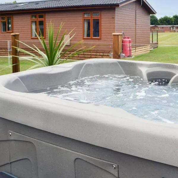 2 Bed Lodge - Sleeps 6 - Dogs - Hot Tub - Parking, hôtel à Bridlington