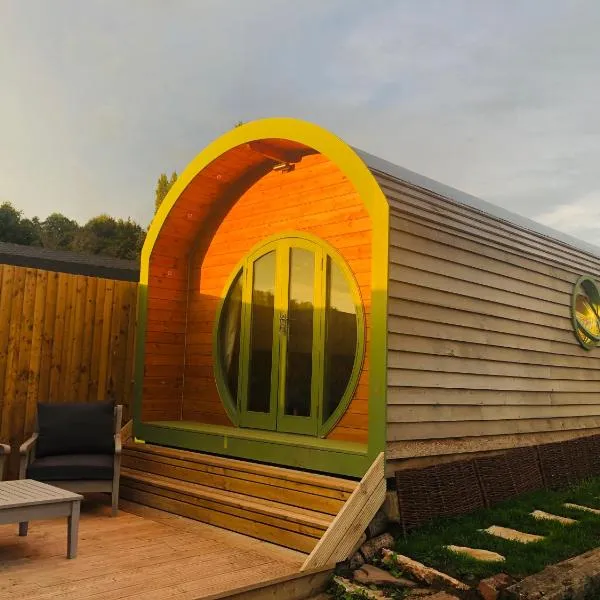 Rural self contained cosy pod house., hotel v destinaci Garway