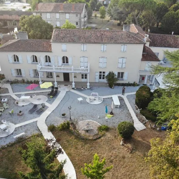 Le Clos des Cèdres b&b, hotelli kohteessa La Rochefoucauld