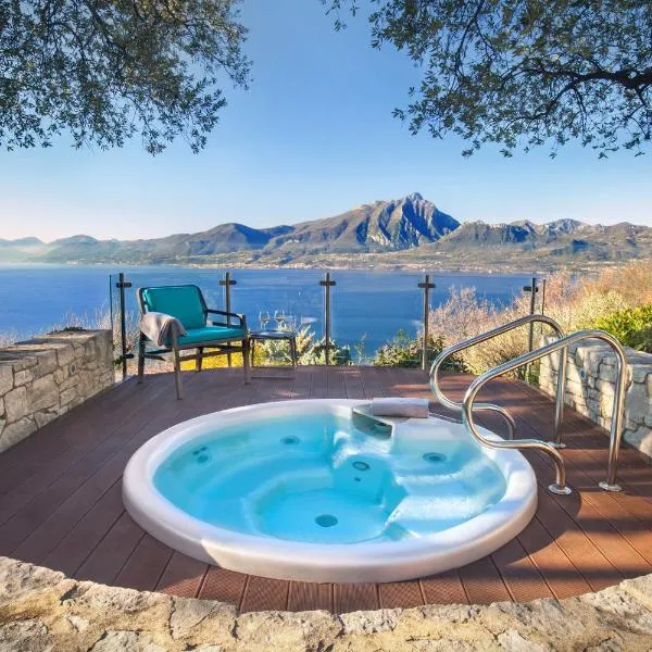 Villetta Blue Panorama With Jacuzzi, hotell sihtkohas Torri del Benaco