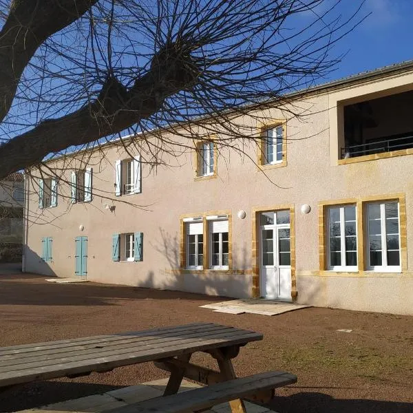 Chambres d'Hôtes La Courlande, hotel in Saint-Forgeux-Lespinasse
