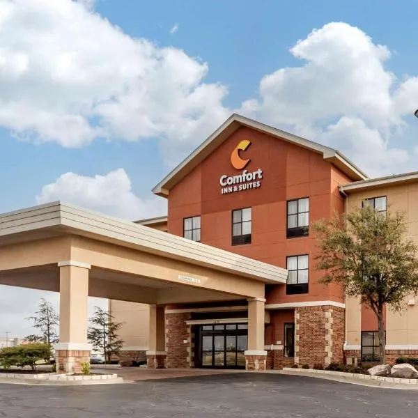 Comfort Inn & Suites Shawnee North near I-40, hotel in Dale