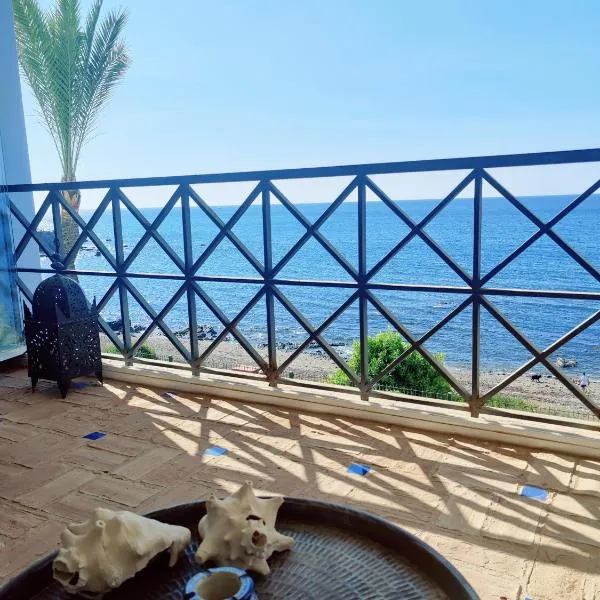 Frontline Beach Apartment, La Perla de la Bahia, Bahia de Casares - Estepona, hotell i Casares
