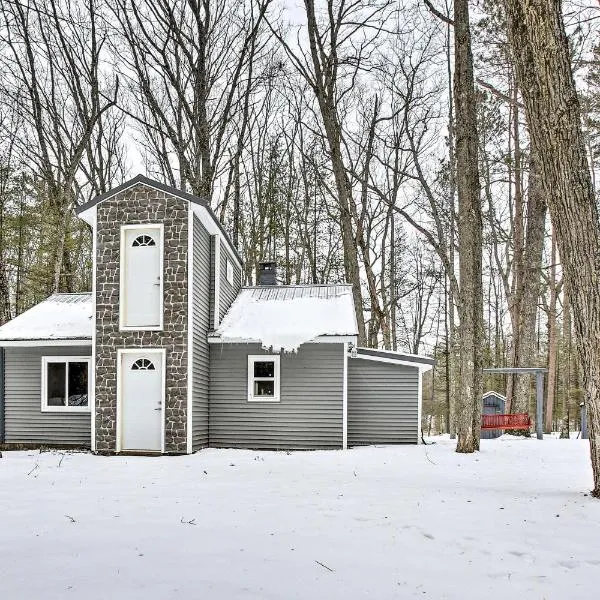 Remote Michigan Retreat on 10 Acres w/ Grill!, hotel din Irons
