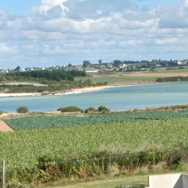 Appartement dans gîte vue mer et campagne, Hotel in Sibiril