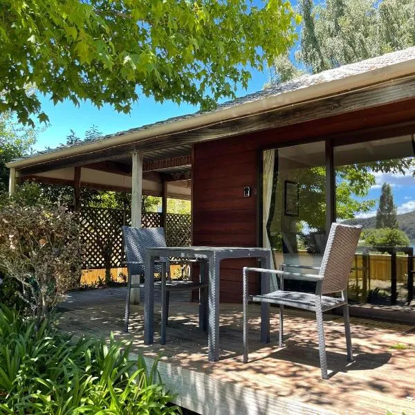 Motuoapa Bay Chalets, hotel in Turangi