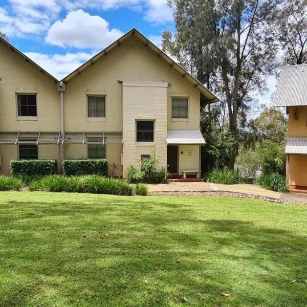 VILLA DION - 3 Bedrooms situated in Cypress Lakes Resort, hotel in Pokolbin