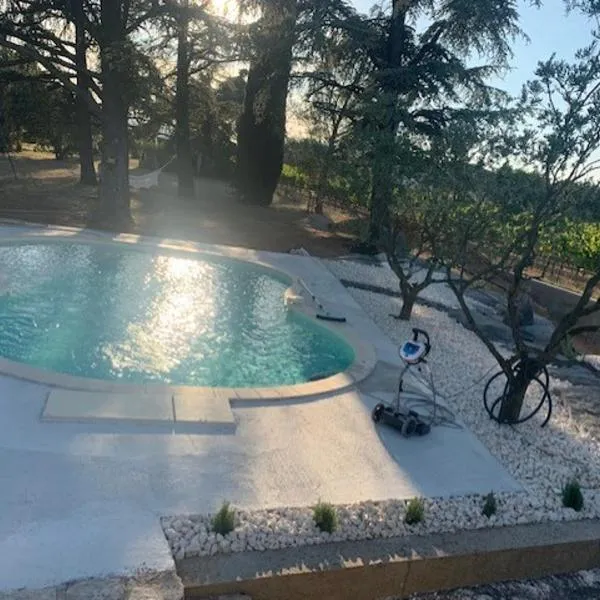 GITE / CHAMBRE D'HÔTE DES CEDRES, hotel v destinaci Pont-Saint-Esprit