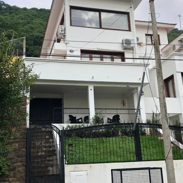 Departamento zona residencial CON PILETA, khách sạn ở Salta