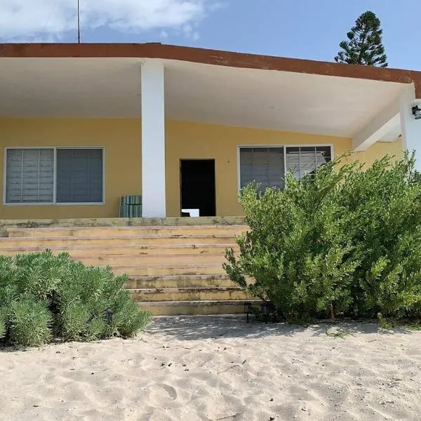 La Casa Amarilla Frente al Mar, hotel v destinaci Chelem