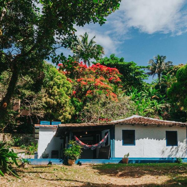 Casa estilo pescador com jardim e churrasqueira perto do centrinho de Ilhabela