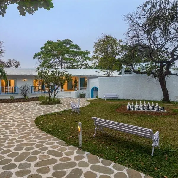 Khalapur에 위치한 호텔 SaffronStays Kairos Zeus, Karjat - Greek style pool villa near Camp Max