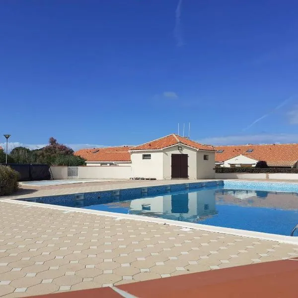 Maison avec piscine commune à 800m de la plage, hotel in Brem-Sur-Mer