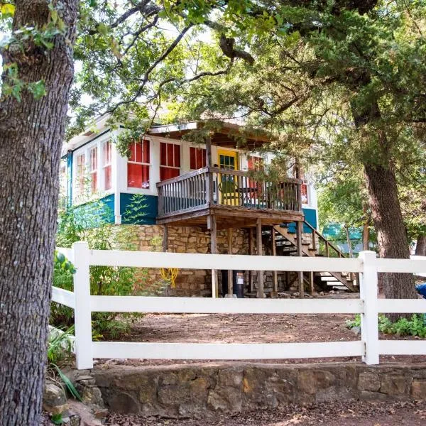 The Bluebird Cottage Style Cabin with Hot Tub near Turner Falls and Casinos, hotel in Davis