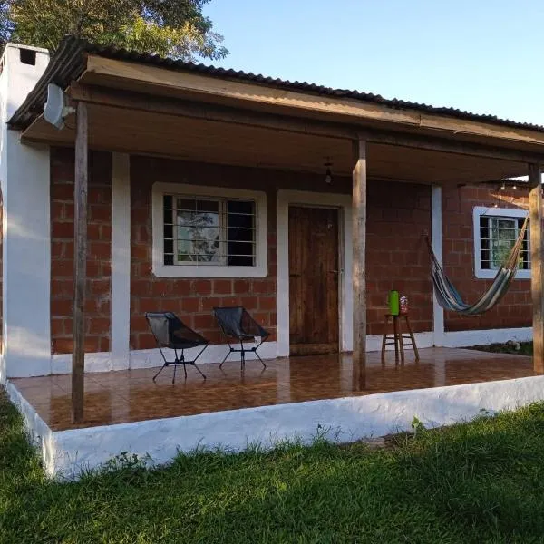 Casa del monte, en cercanía de arroyo y balneario, hotelli kohteessa Jardín América