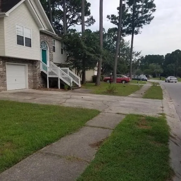 Lovely two-story house with spacious backyard, hotel v destinaci Summerville