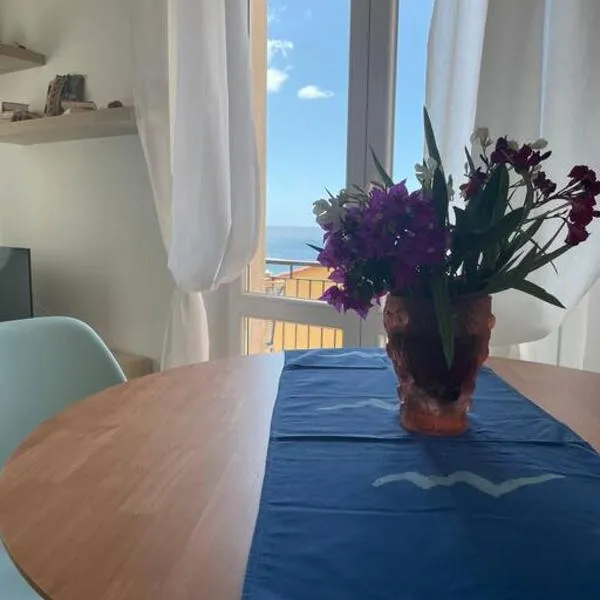 2-bedroom sunny sea view with balcony, La Casa Di Christine, hotel v destinaci Monterosso al Mare