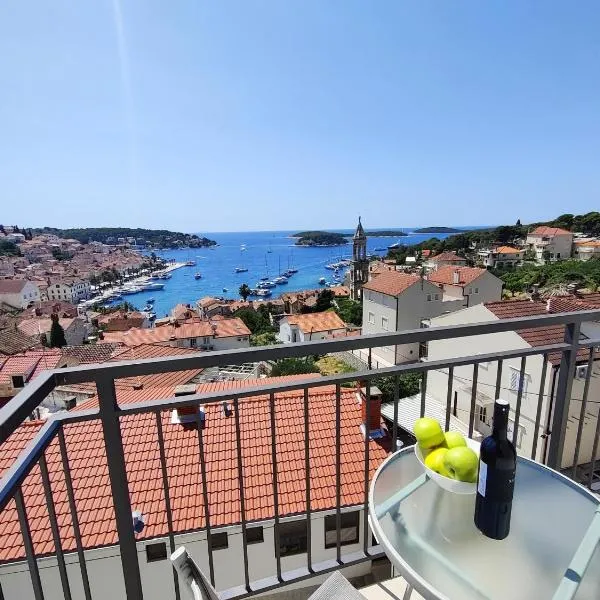 Brand new apt W balcony & perfect seaview at center, hotel di Hvar