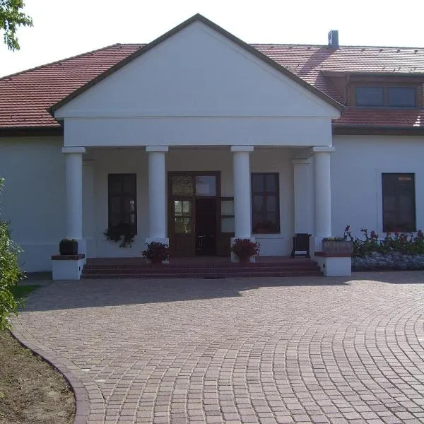 Sarlóspuszta Club Hotel, hotel in Kunbaracs