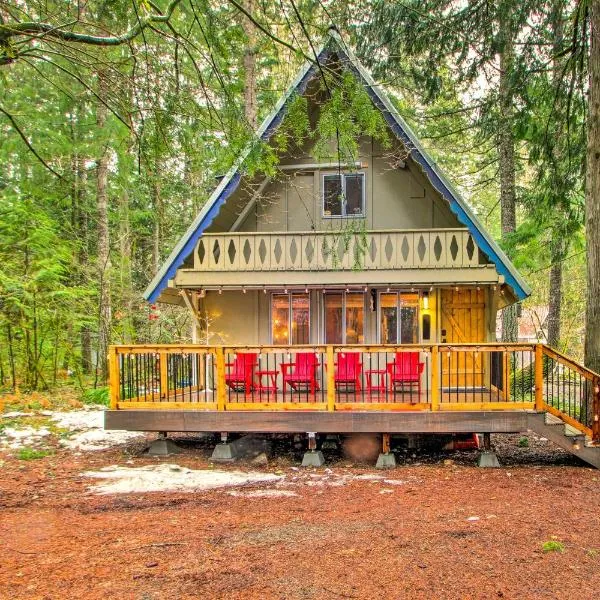 Cozy A-Frame with Hot Tub, Fire Pit, and Fireplace!, hotel i Packwood