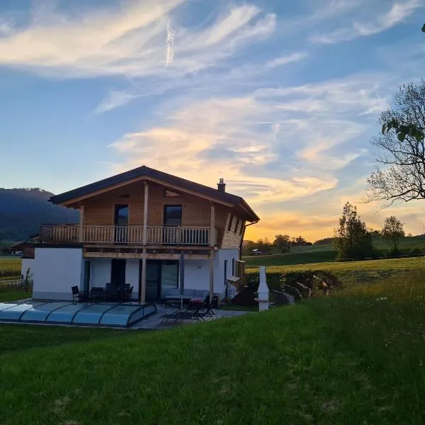 Chalet Gamsknogel mit privatem Pool und Whirlpool, hotel in Inzell