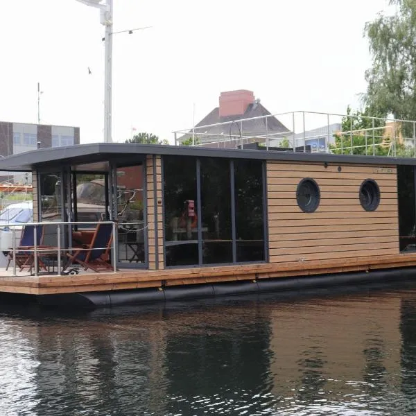Houseboat in Flensburg with Harbor Views, Hotel in Flensburg