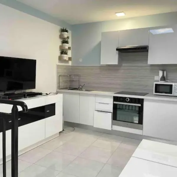 WIFI - PARKING - SUPERBE T3 SPACIEUX ET MODERNE!!!!, hotel i Saint-Denis