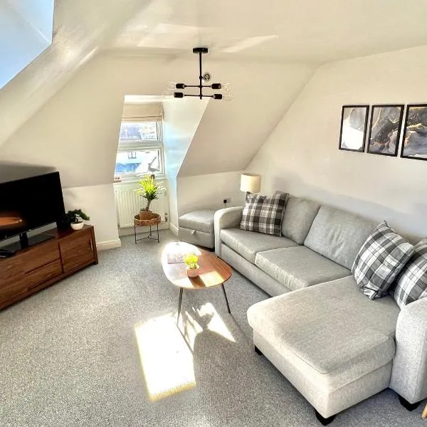 Swanage Holiday Penthouse Apartment, Moments from Beach and Town, On Site Parking, Fast WIFI, Rated Exceptional, готель у місті Свонідж