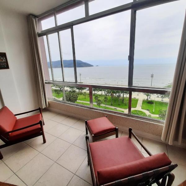 Apartamento amplo e charmoso, frente ao mar.