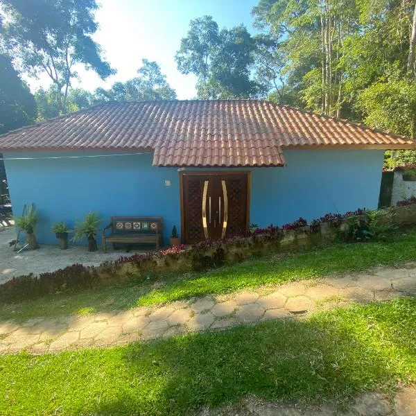 Casa de campo com muito verde e paz/2 quartos/Wi-Fi/churrasqueira/ deck/ trilha/ minha cachoeira, hotel em Nazaré Paulista