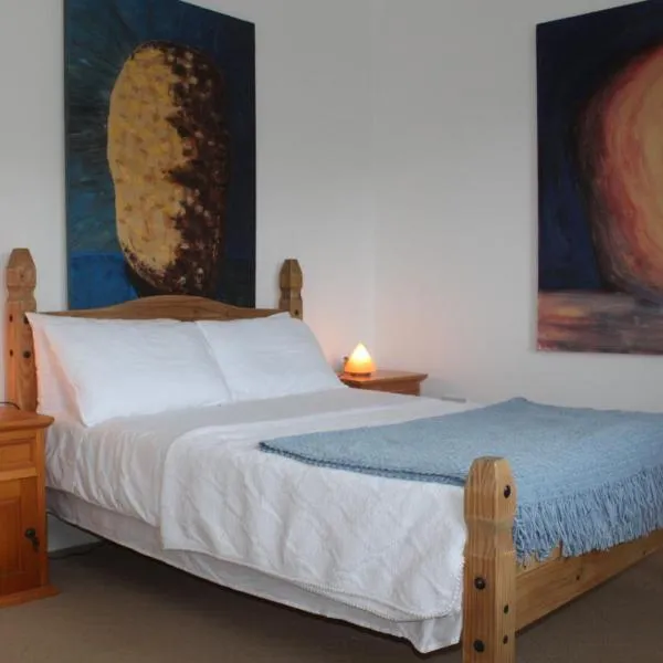 Malin Head SolasTobann ArtHouse Room 1 En-suite, hotel in Malin Head