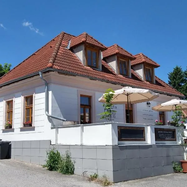 Apartmány Malý mnich: Mníšek pod Brdy şehrinde bir otel