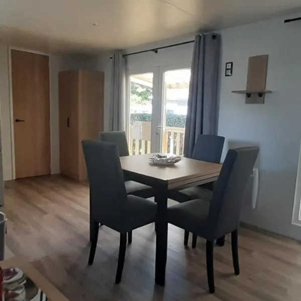 Mobil-home de charme dans les Landes, neuf, tout équipé, hotel in Gastes
