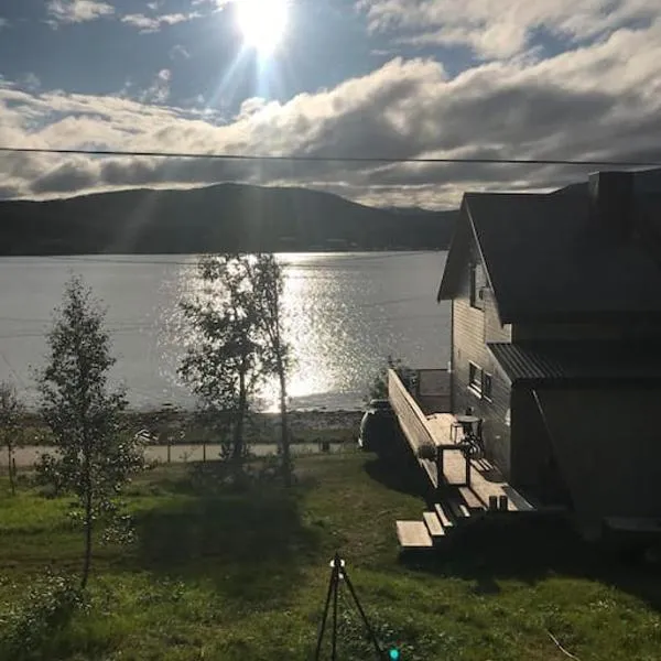 Trivelig fritidshus på Årnes, Senja, hotel em Gibostad