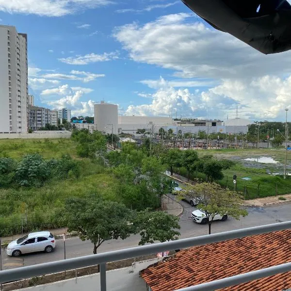 Quarto em Apto ao lado Shopping, hotel em Cuiabá