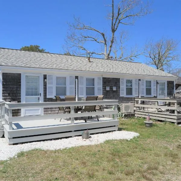 2 Minute Walk to Beach, Cape Cod Escape, hotel v destinaci Dennis Port