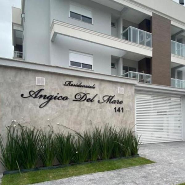 Apto na praia de Palmas, climatizado, com piscina, próximo ao mar e com jardim privativo