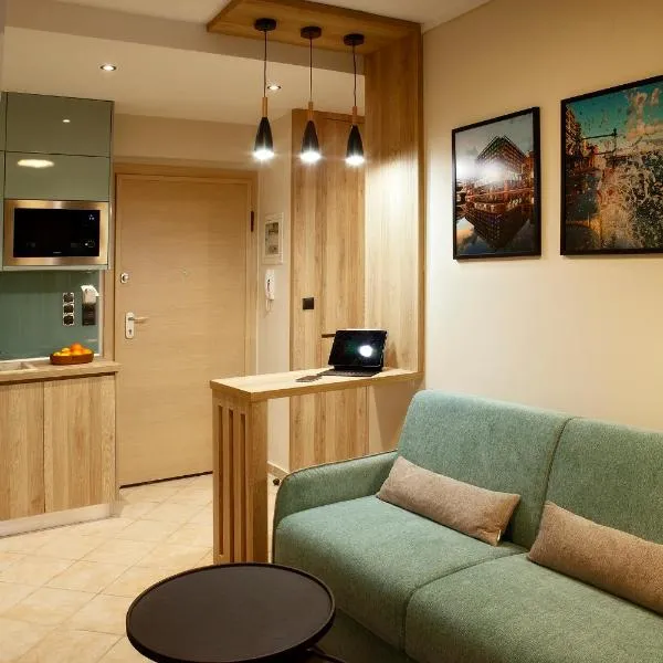Designer apartments close to the center + free parking, hotel v Soluni